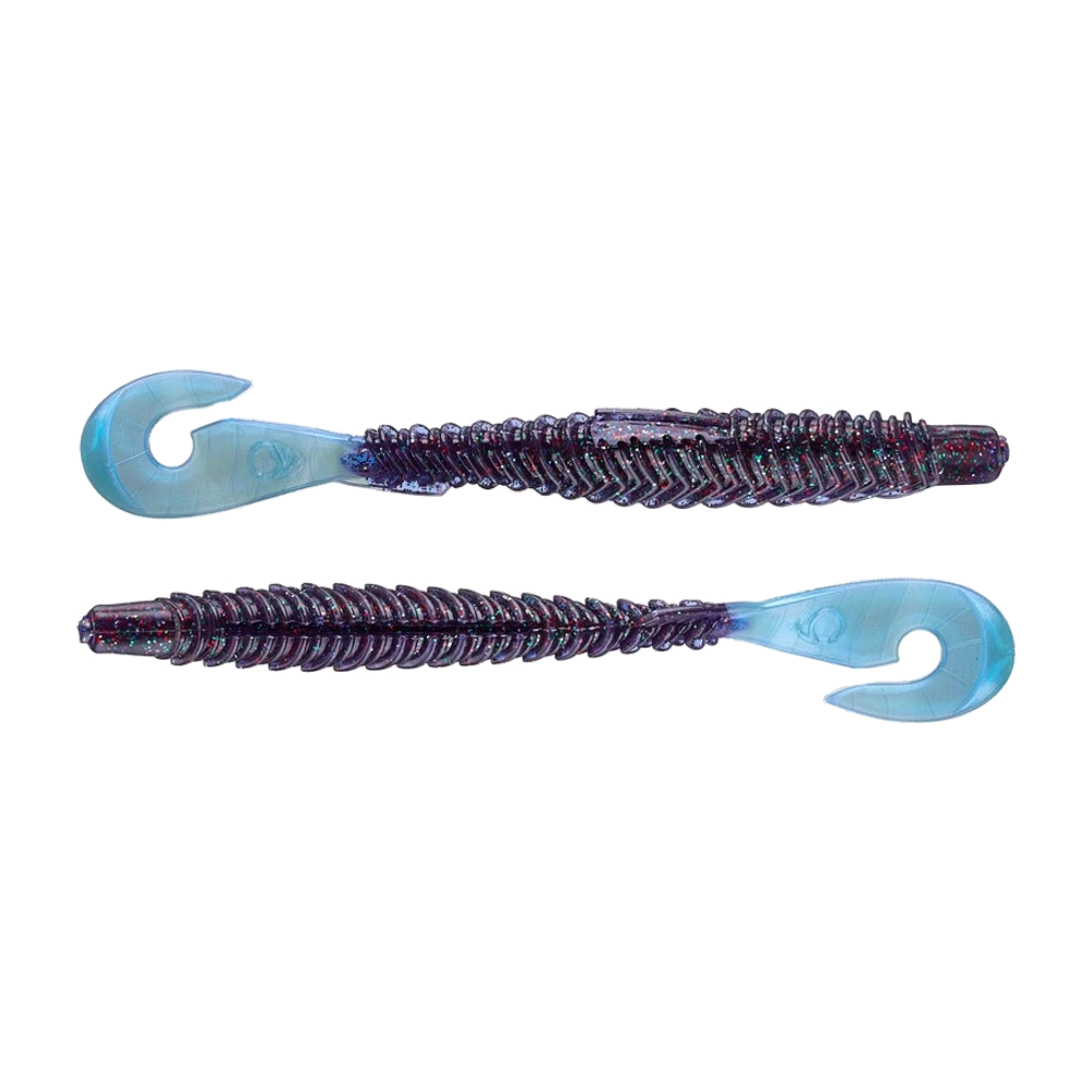 Zwei Exemplare des 6th Sense The Judge 5.9, dunkelpflaumenfarbener Körper mit rotem und grünem Glitter, kräftige Rippen über die ganze Länge, blassblauer durchscheinender Sichelschwanz, Köder nackt ohne Haken