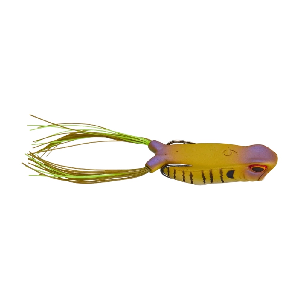 6th Sense Vega Frog in der Seitenansicht, senfgelber Hohlkörper mit violetten Reflexen auf der Oberseite, dunkle senkrechte Streifen an den Flanken, rotorangenes Auge mit schwarzer Pupille, Spitzen des Doppelhakens flach am Rücken anliegend, Gummibeine in Braun und Chartreuse