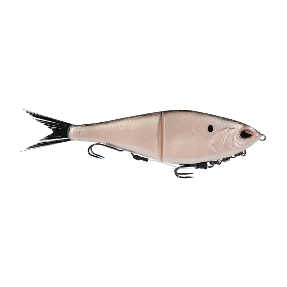Berkley Chop Block in der Farbe CA Hitch, weicher Swimbait mit hohem, flachem Körper in perlmuttfarbenem Blassrosa mit aufgedruckten Schuppen, kleiner schwarzer Fleck hinter dem Kiemendeckel, großes schwarzes Auge, sichtbares Gelenk in der Körpermitte, gegabelter Schwanz aus schwarzen Fasern und zwei Drillinge, die an einem Wirbelgeschirr unter dem Bauch hängen