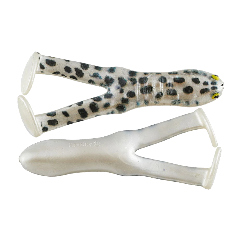Deux Berkley Beat'n Paddle Frog non montés, sans hameçon : l'un blanc translucide tacheté de noir avec des yeux jaunes, l'autre nacré uni vu de dessous, chacun avec deux grandes pattes en palette