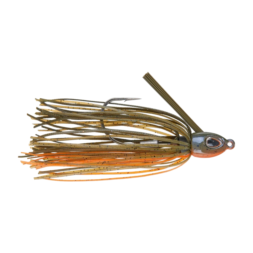 Berkley Powerbait Finesse Swim Jig von der Seite, spitzer olivgrüner Kopf mit 3D-Auge, olivgrüner Silikonskirt mit schwarzem Glitter und leuchtend orangefarbenen Strähnen, aufgestellter Faser-Krautschutz, blanker Einzelhaken ohne Trailer