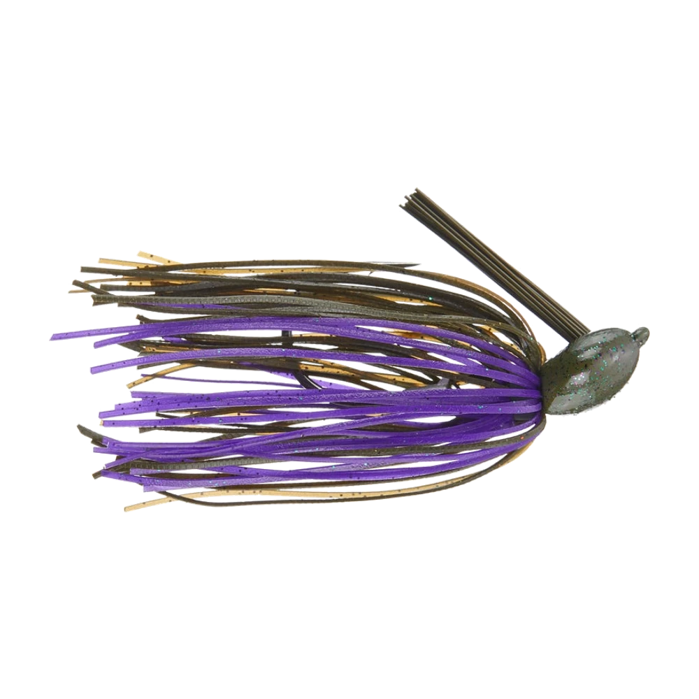 Berkley Powerbait Flippin' Jig de profil, tête Arkie compacte vert foncé pailletée, anneau encastré au sommet, garde-herbe noir en fibres épais, jupe silicone dense mêlant brins violets, bruns et beiges, sans trailer