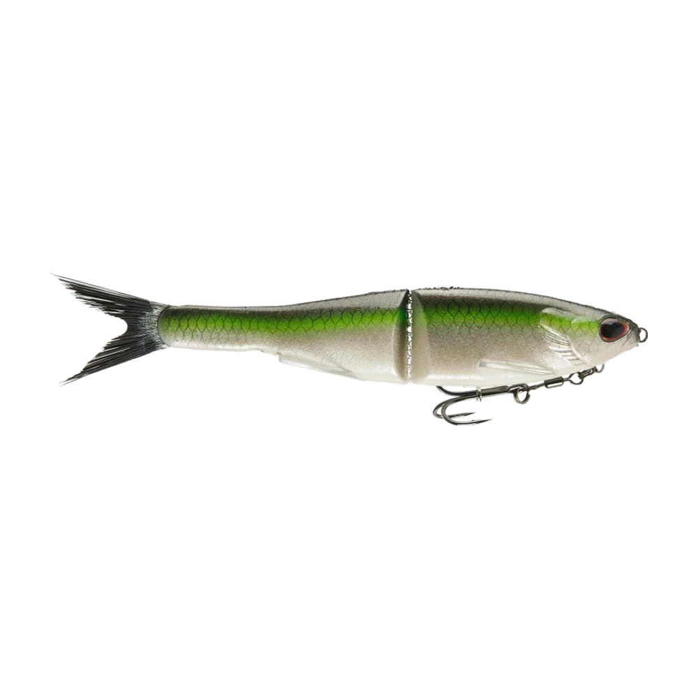 Berkley Powerbait Nessie, glide bait souple à dos vert chartreuse écaillé et ventre blanc nacré, articulation visible au milieu du corps, queue fourchue en fibres noires, un seul triple suspendu sous le ventre
