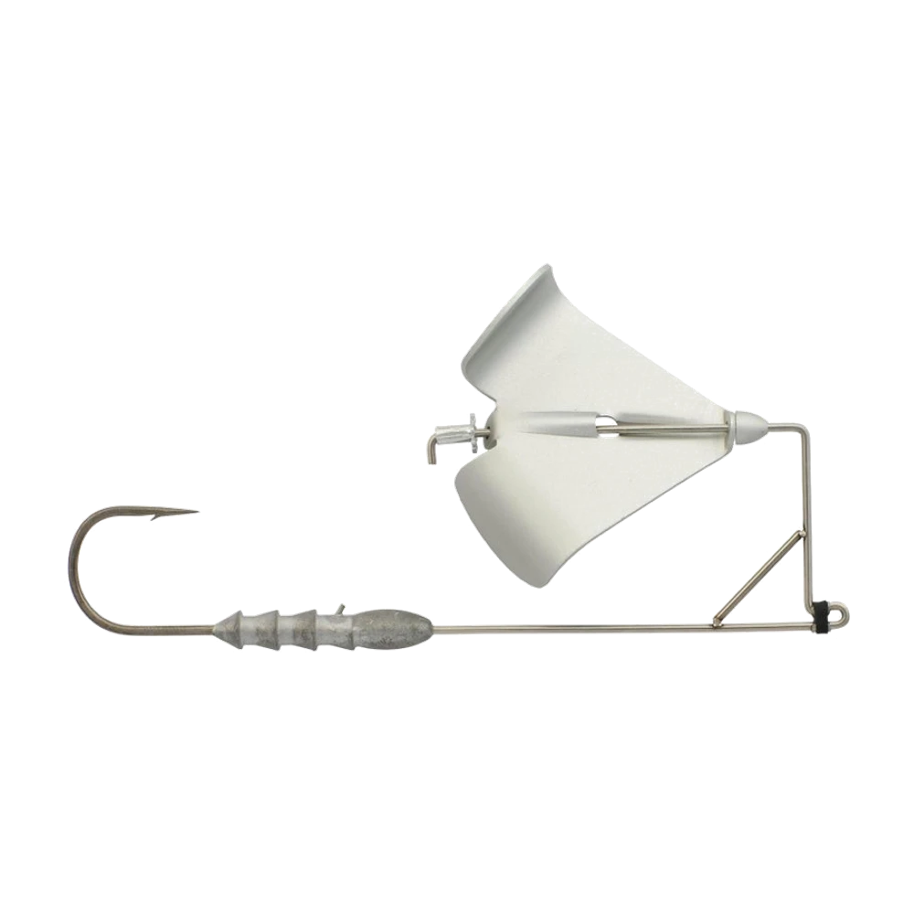 Berkley Toad Riveter, armature de buzzbait blanche nue : palette anodisée blanche à deux ailes montée sur un rivet blanc, tringle métallique coudée avec renfort soudé en biais à l'arrière, manchon lesté strié sur la hampe et grand hameçon simple à longue hampe, sans trailer ni jupe