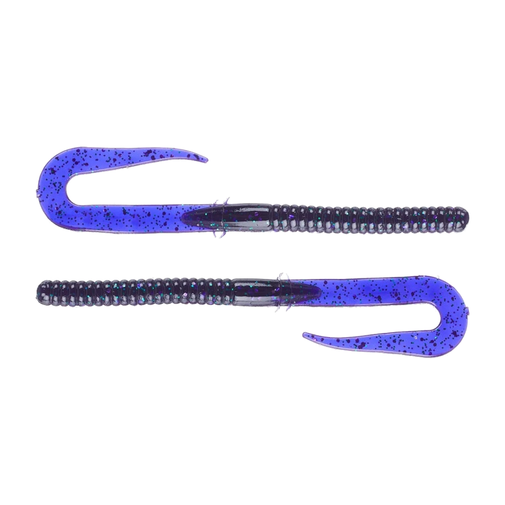 Zwei Big Bite Baits B2 Worm gegenläufig nebeneinander gelegt, durchscheinend violetter Körper voller malvenfarbener und smaragdgrüner Glitterpartikel, glatter dunkler Kopf gefolgt von einem langen geriffelten Abschnitt und großem flachem, sichelförmig gebogenem Schwanz