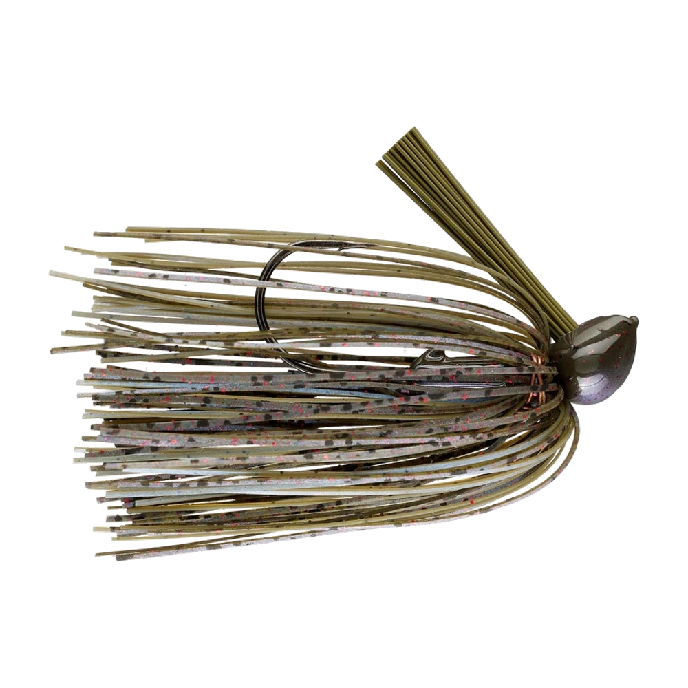 Big Bite Baits McMoney Jig vu de profil, tête olive pailletée et jupe silicone verte et beige mouchetée de rouge et de violet, hameçon noir nu sans trailer, faisceau de brins olive dressé au-dessus de la tête