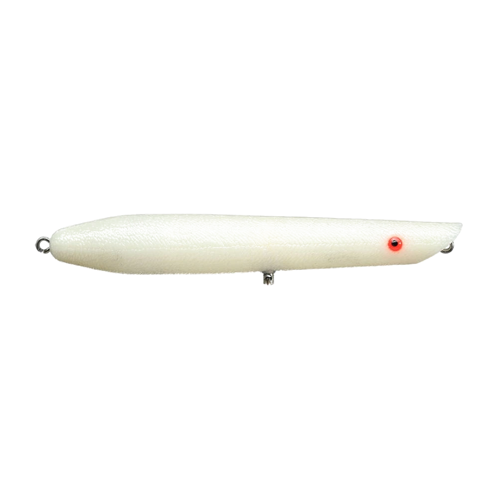 Cotton Cordell Pencil Popper blanc os uni, corps cylindrique allongé texturé écailles, petit œil rouge à pupille noire, anneaux de tête et de queue, porte-hameçon ventral vide