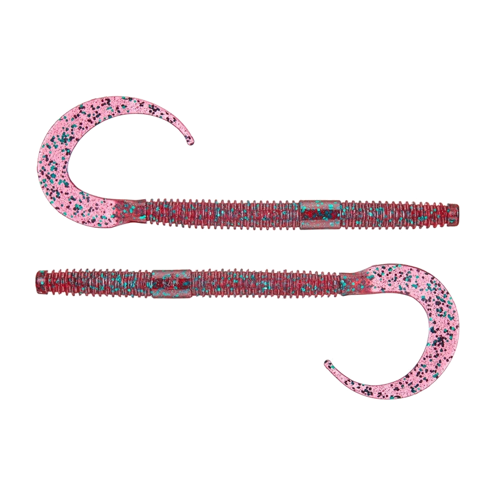 Deux Gary Yamamoto Ichi Worm nus, corps rouge framboise translucide profondément annelé à paillettes vertes et noires, section lisse centrale marquée du logo Yamamoto, large queue ruban rose translucide enroulée