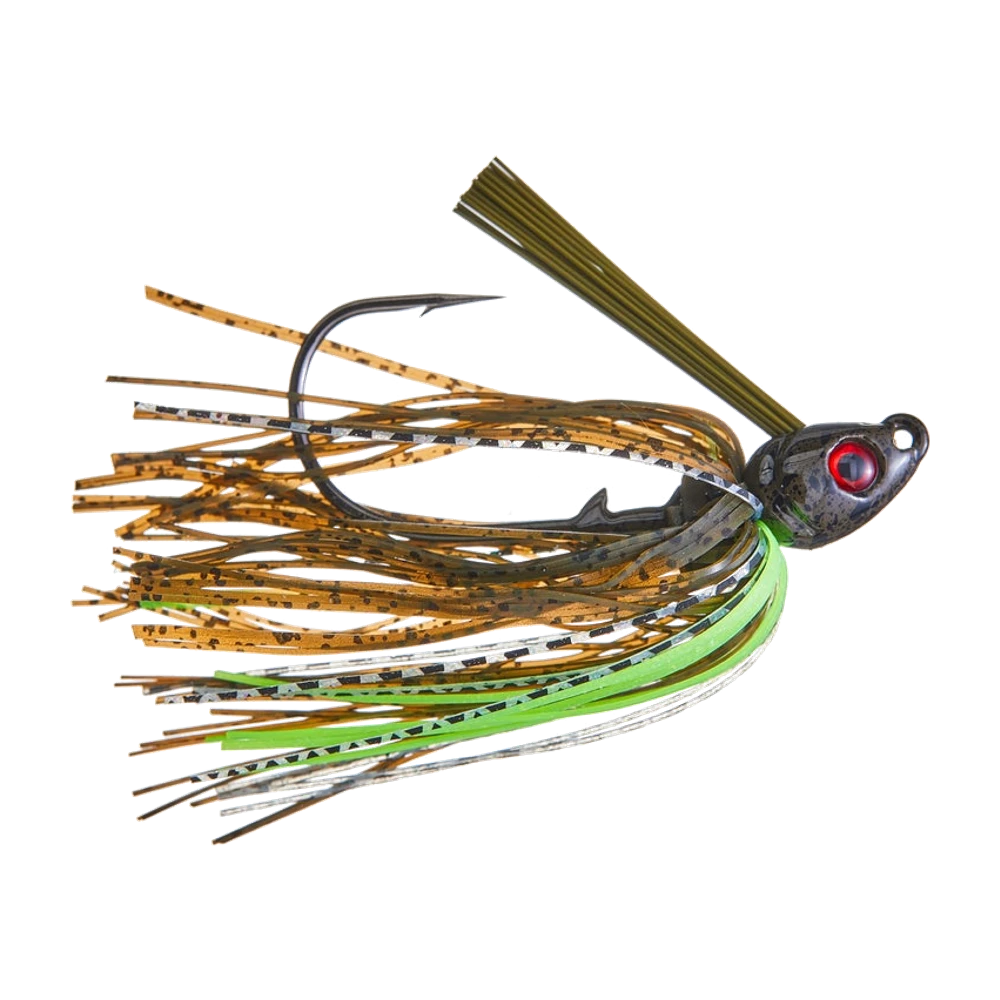 Greenfish Swim Jig mit fischförmig profiliertem Kopf, rotem 3D-Auge und geformtem Kiemendeckel, grüne Faserbürste über der Hakenspitze aufgestellt, Silikonskirt in Braun mit schwarzen Sprenkeln sowie chartreusefarbenen und schwarz-weiß gestreiften Strähnen, nackter Einzelhaken ohne Trailer