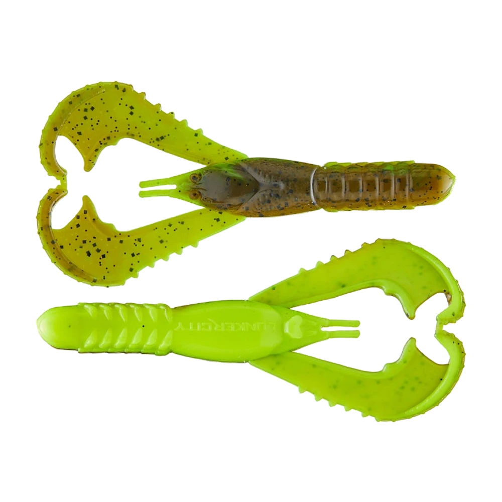 Deux Lunker City Karate Craw non montés : l'un à corps vert pumpkin et pinces chartreuse à paillettes vertes et noires, l'autre entièrement chartreuse avec LUNKER CITY gravé sur le corps annelé, pinces plates percées d'une large ouverture et bordées de dents, deux antennes à l'avant