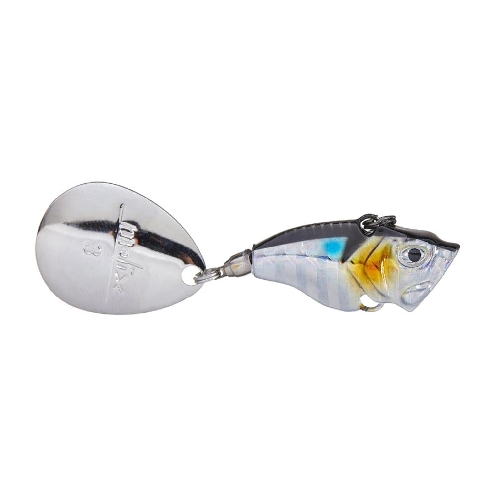 Molix Trago Spin Tail en finition shad holographique, corps argenté à barres verticales, dos noir, tache bleue, opercules jaune orangé et œil 3D, grande palette Colorado chromée reliée par un émerillon et un anneau brisé, anneau dorsal et anneau ventral libres de tout hameçon