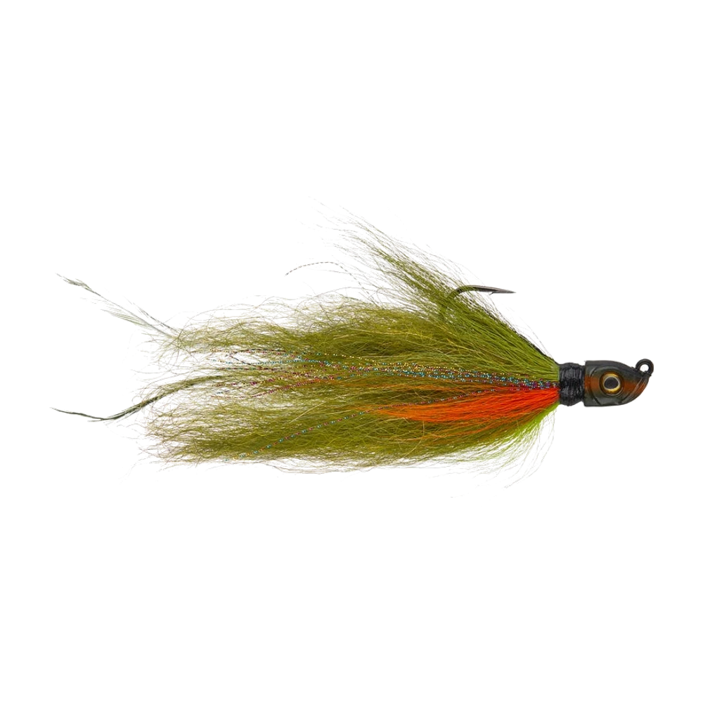 Outkast Chicken Hair Jig mit olivfarbener Faserbehaarung, orangem Kragen und chartreusefarbenen Spitzen, blauen und rosa Flashfäden, zwei langen schmalen Federn hinten, flachem oliv und orange lackiertem Kopf mit großem Goldauge, schwarzer Einzelhaken mit Spitze nach oben