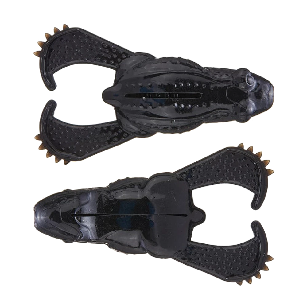 Deux Savage Gear Tough Toad noirs vus de dos, peau verruqueuse, fente moulée le long du dos pour la pointe de l'hameçon, pattes-palettes incurvées bordées d'une rangée de pointes ambrées, photographiés sans hameçon monté