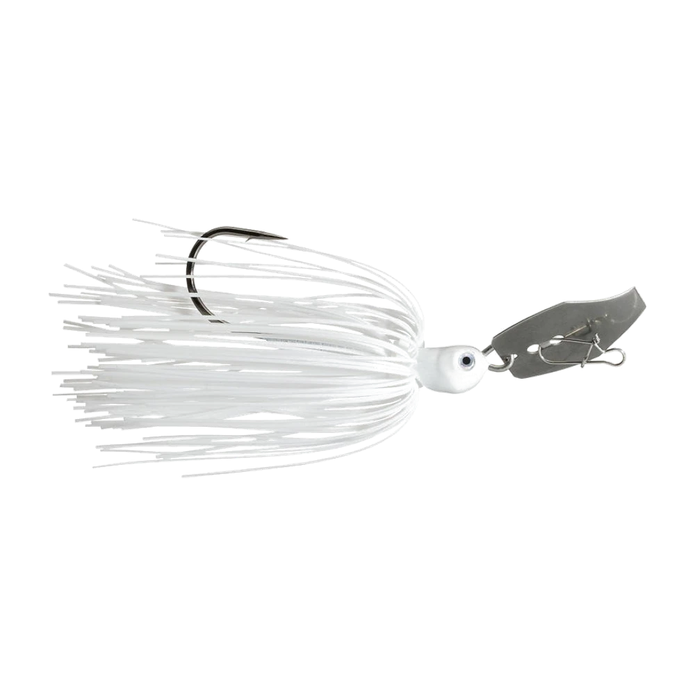 V&M The Blade Jig entièrement blanc, tête compacte à œil 3D bleu, palette hexagonale en métal nu reliée par une agrafe à un gros œillet de tête, jupe silicone blanche et hameçon simple à pointe apparente au-dessus de la jupe