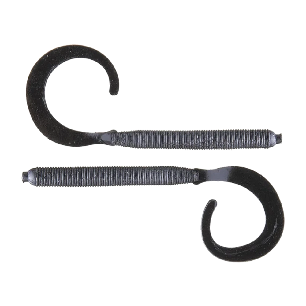Due Zoom Curly Tail Worm neri con glitter fine, corpo sottile finemente anellato e lunga coda ad anello, mostrati nudi senza amo